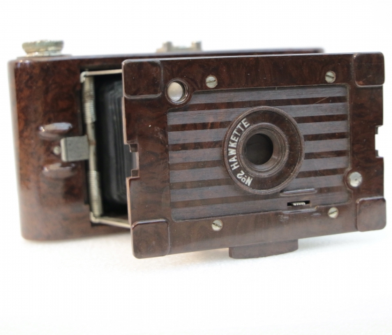 29: Kodak n°2 Hawkette Descriptifs:
Kodak n°2 Hawkette
modèle en bakélite
modèle effet acajou
état général: légere fissure au dos de l'appareil
Prix : 50 € ( + prix du transport)