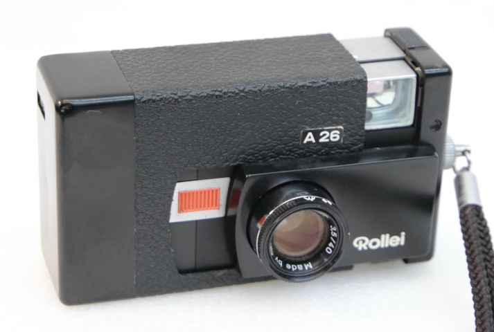 Rollei A26 Descriptif:
Rollei A26
Compact 
Objectif: Carl Zeiss Sonnar 40 mm
Modèle de couleur noir
Etat général: excellent, en état de marche
Prix : 50 € ( + prix du transport)