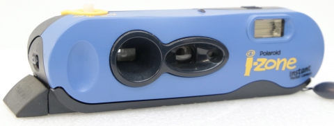 Polaroid i-zone Descriptifs: 
Polaroid i-zone
instantané
film: pocket-film
modèle de couleur bleu avec inscription "instant Pocket camera"
état général: correct (bouton poussoir manquant sans conséquence lors de l'emploi), en état de marche
Prix : 15 € ( + prix du transport)