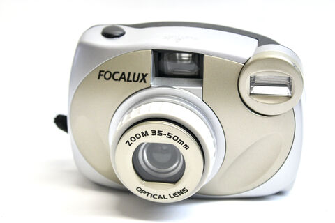 30: Focalux optical lens Descriptif:
Focalux optical lens
Objectif: 35mm - 50mm
Compact 
Etat général: excellent, en état de marche
Prix : 15€ ( + prix du transport)