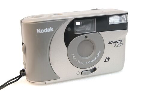 55: Kodak advantix F350 Descriptifs:
Kodak advantix F350
compact
Objectif: Ektanar 24mm focus fixe
état général: excellent, en état de marche
Prix : 12 € ( + prix du transport)