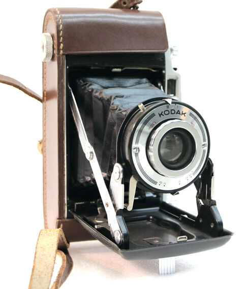 23: Kodak modèle B11 Descriptifs:
Kodak modèle B11
modèle de couleur noir
état général: impeccable, en état de marche
Prix : 49 € ( + prix du transport)